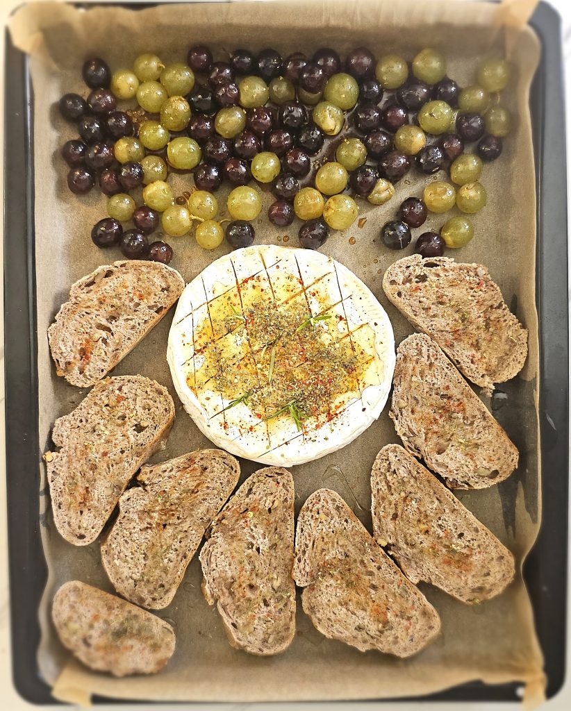 brie rotî aux raisins et croutons aux herbes de provence miel et sumac